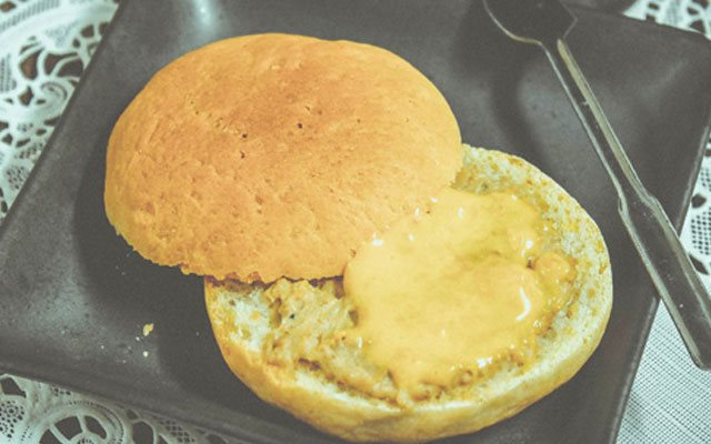 Cách làm bánh mì sốt bơ xanh kẹp thịt nướng độc lạ thơm ngon cho bữa sáng